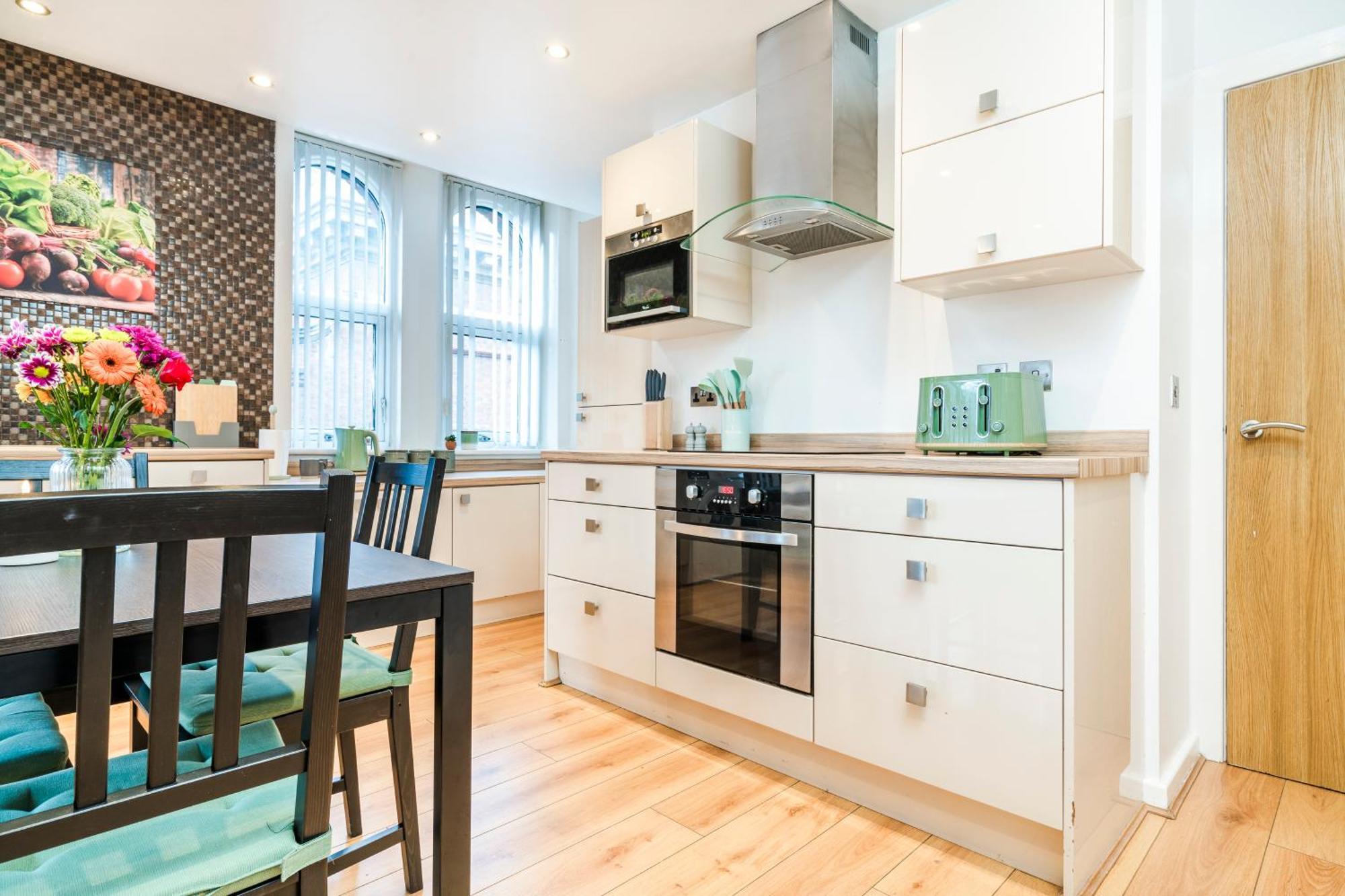 Cavern Quarters, Beautiful Two Bedroom City Centre Apartment By Garudy Serviced Apartments And Short Lets - Perfect For Longer Stays Liverpool Exterior photo